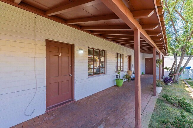 Building Photo - Two Bedrooms - Central Phoenix!
