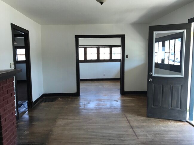 Sala de estar desde la cocina - 1105 E 8th St