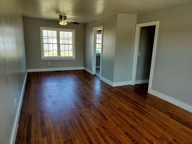 Foto del edificio - 3 bedroom 1 bathroom house in Capitol View...