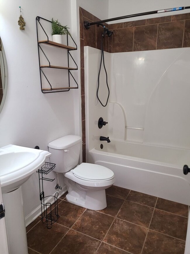 Foto del edificio - 5 bedroom/4 bathroom home available to rent in Fortson!