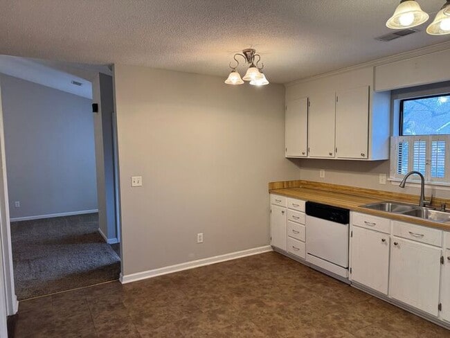 Foto del edificio - T.R. Lawing Realty Property