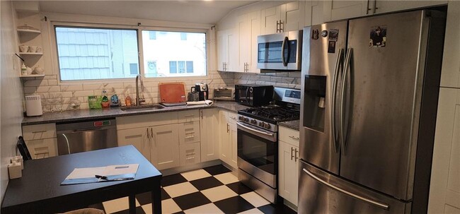 Building Photo - 3068 Gerritsen Ave