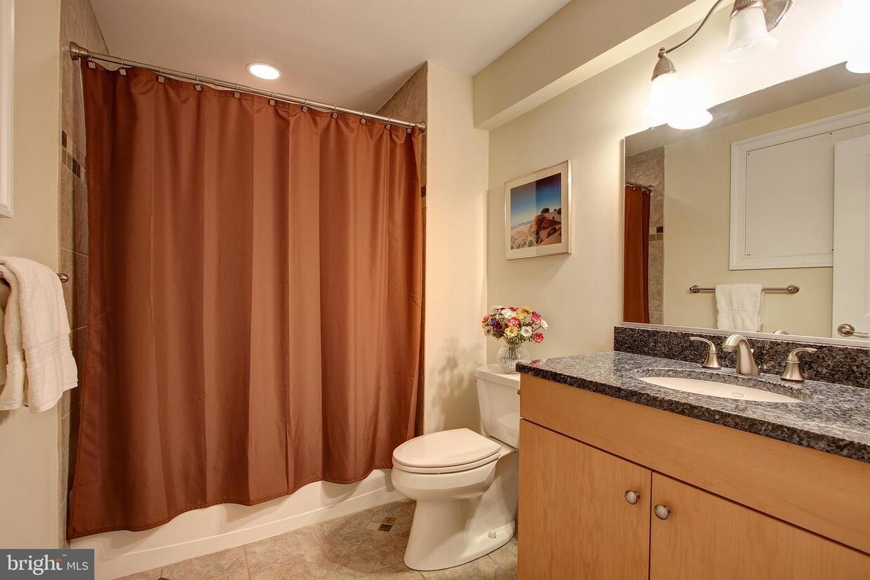 Foto principal - 7612 Exeter Rd
