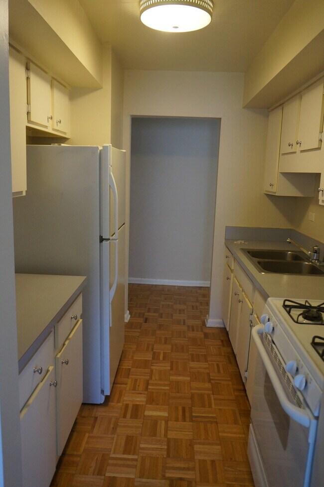 Building Photo - 2212 Country Club Dr