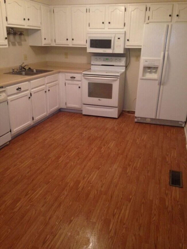 Foto del edificio - Ranch Style Home with Basement for Rent!