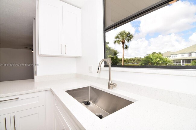 Foto del edificio - 5873 Fox Hollow Dr