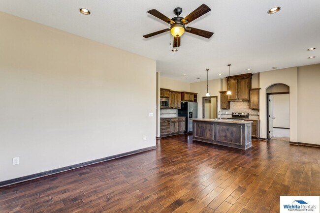Foto del edificio - Lovely 4 Bedroom Stonewood Home...Waiting ...