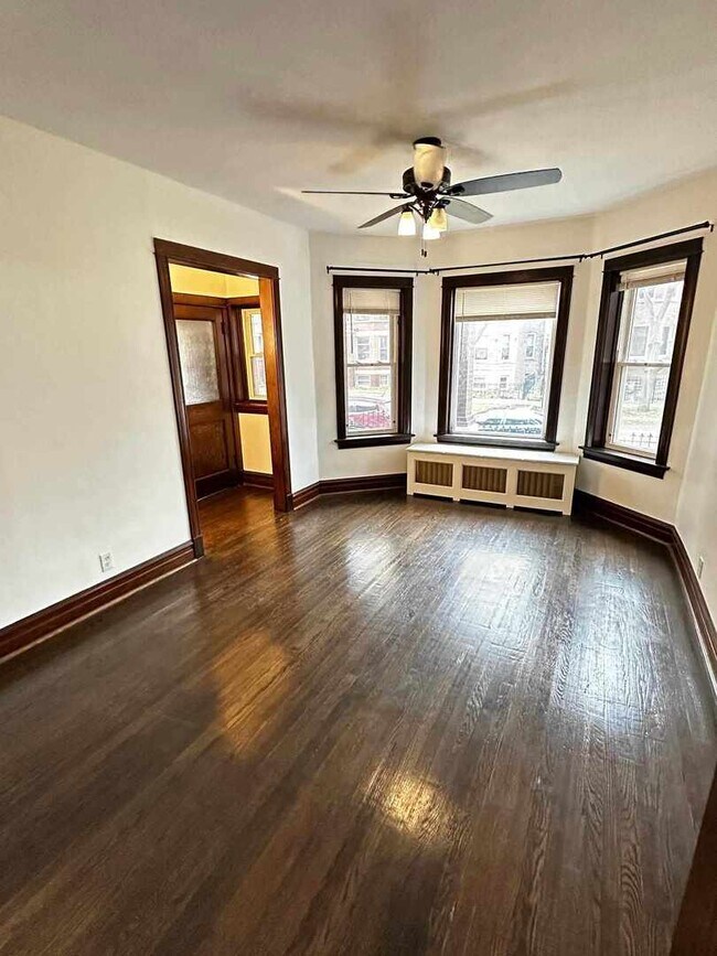 Building Photo - 2532 N Avers Ave