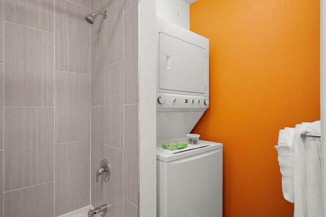Foto del edificio - Charming 2BR Home with Private Backyard - ...