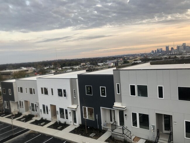 Building Photo - Great condo with skyline view and garage