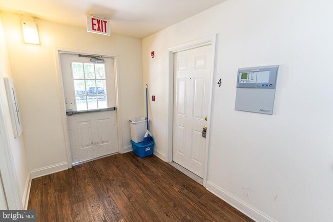 Building Photo - 802 Travers St