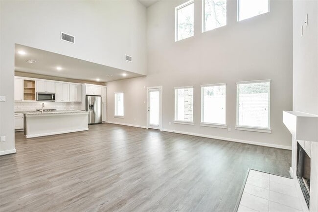 Building Photo - 103 N Silver Cres Cir
