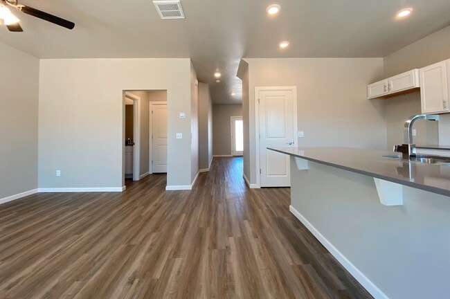 Building Photo - Modern 3 Bed, 2.5 Bath Townhome for Rent i...