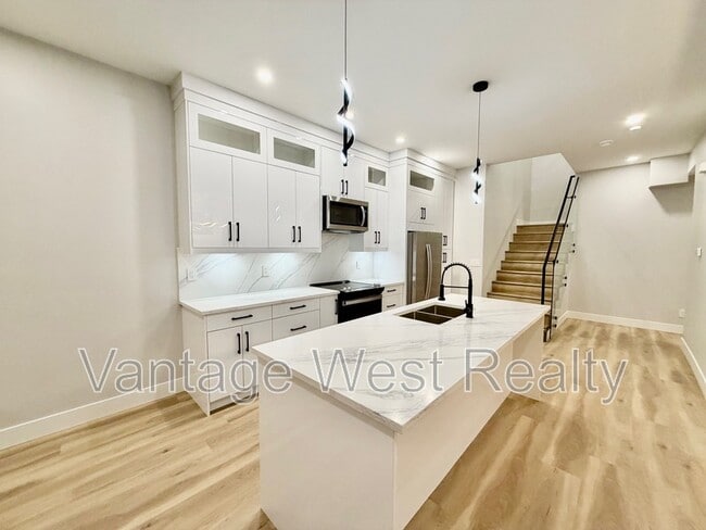 Photo du bâtiment - 1669 Highland Dr N