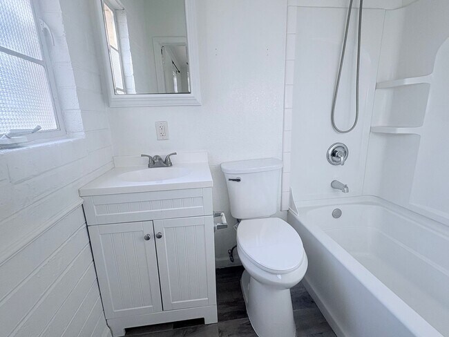 Building Photo - 3 Bed/2 Bath home with backyard and swimming pool!