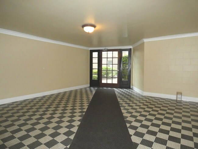 Building Photo - 441 N Lombard Ave