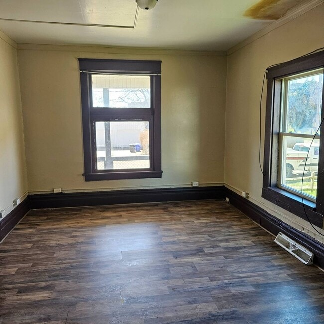 Building Photo - 303 Phillips St
