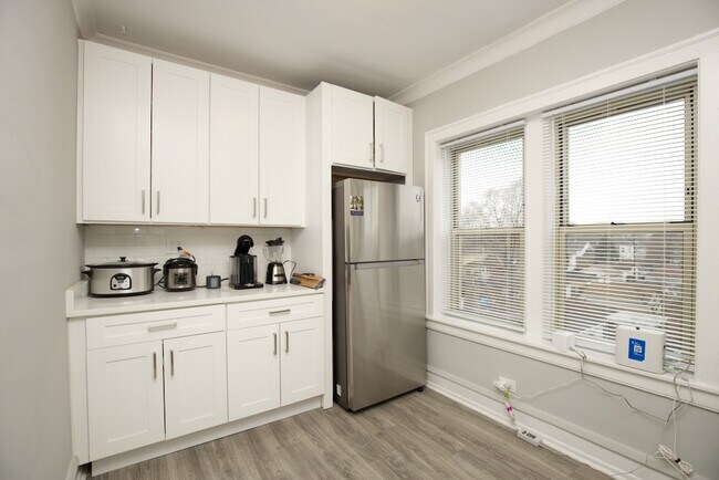 Foto del edificio - 5119 W Montrose Ave