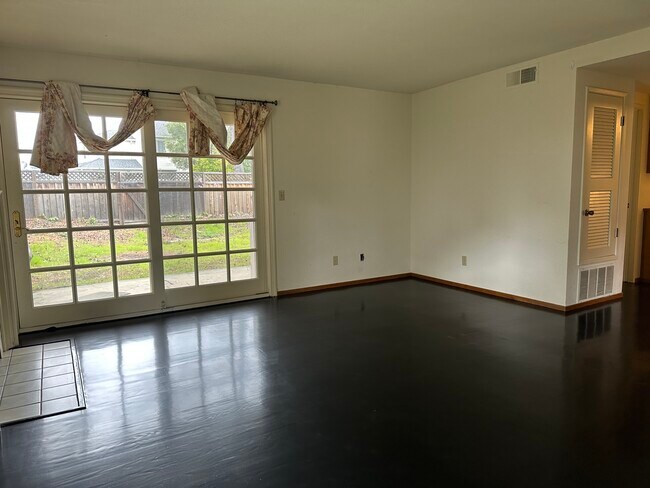 Building Photo - 38850 Cherry Glen Common