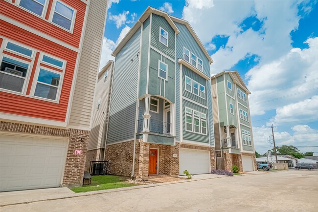 Building Photo - 2106-Bidwel1 Drive