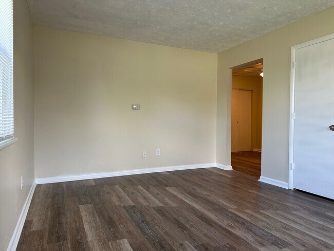 Foto del edificio - 893-895-895 Ward Dr
