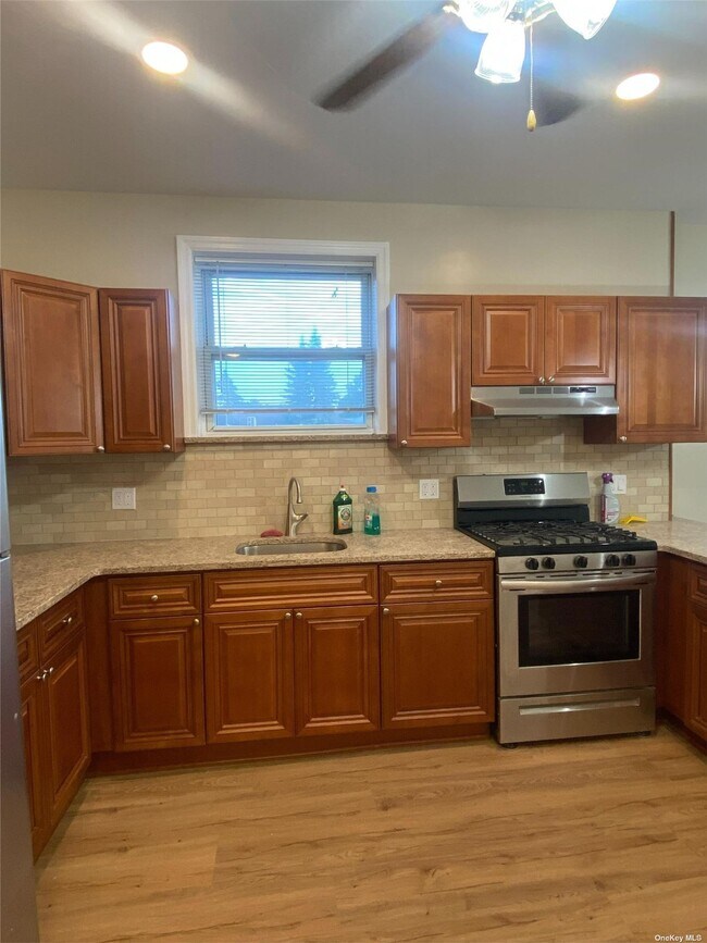 Building Photo - 67-51-67-73 73rd Pl