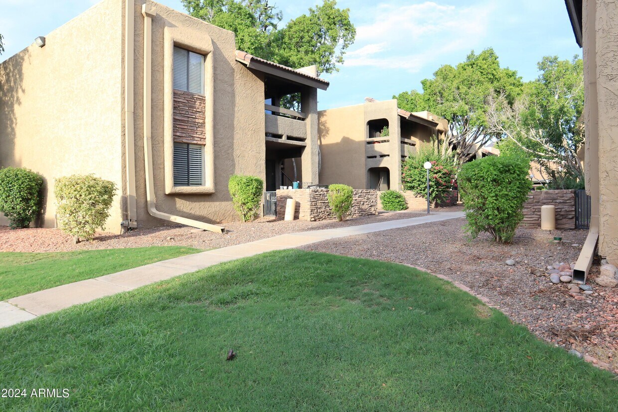 3825 E Camelback Rd Unit 206, Phoenix, AZ 85018 Room for Rent in