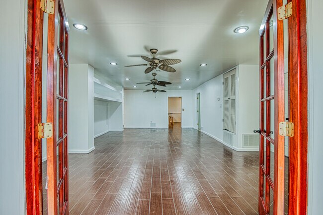 Foto del edificio - 8613 Kingsway Dr