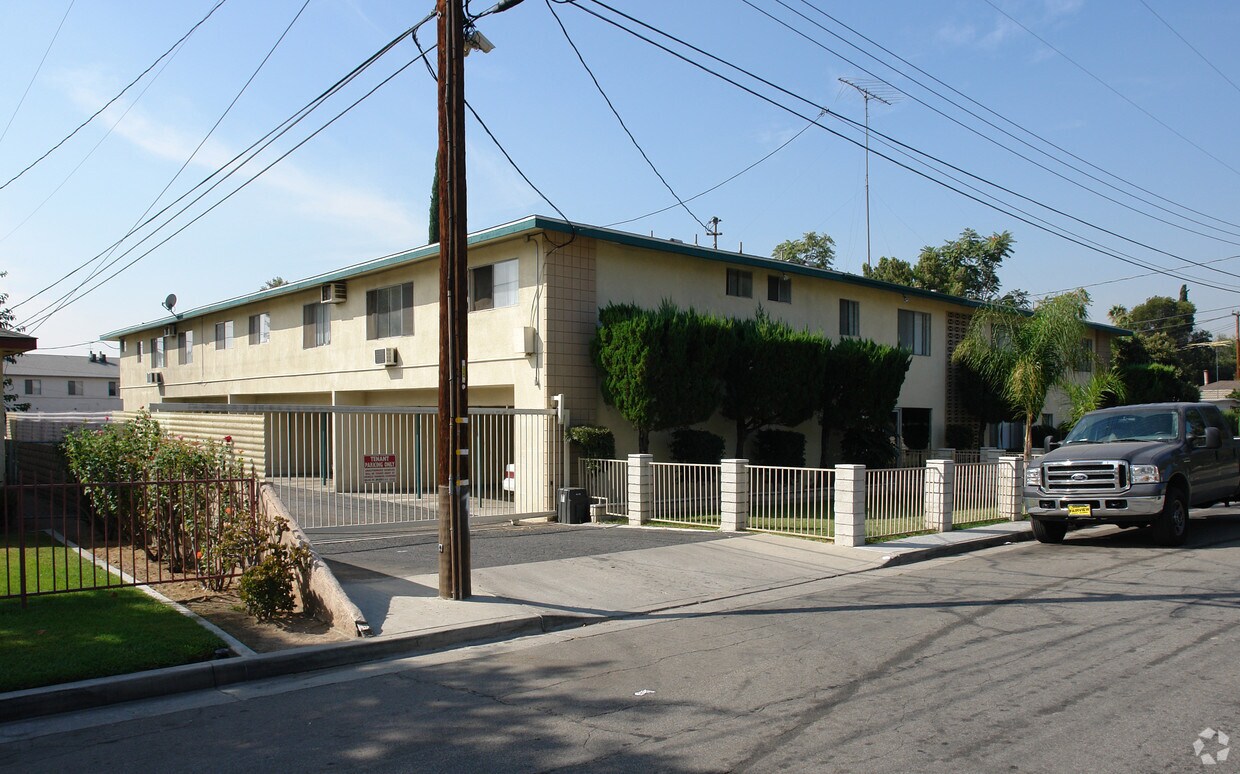 Primary Photo - Edgewoood Apts