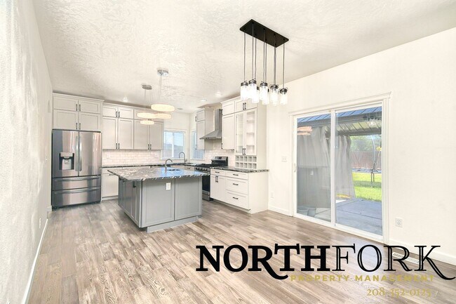 Building Photo - Perfectly Placed Meridian Home in Convenient Location