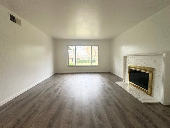 Foto del edificio - Updated 3 Bedroom 1.5 Bathroom Home in Desirable Arden Park!