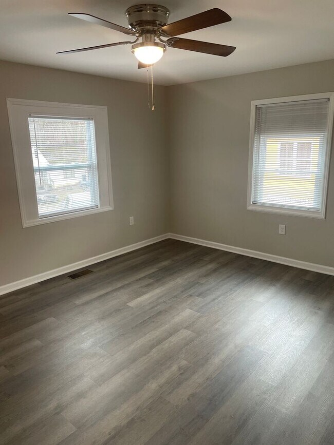 Building Photo - 715 Newton St