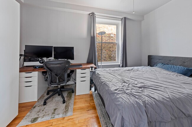 Foto del edificio - 2630 W Division St