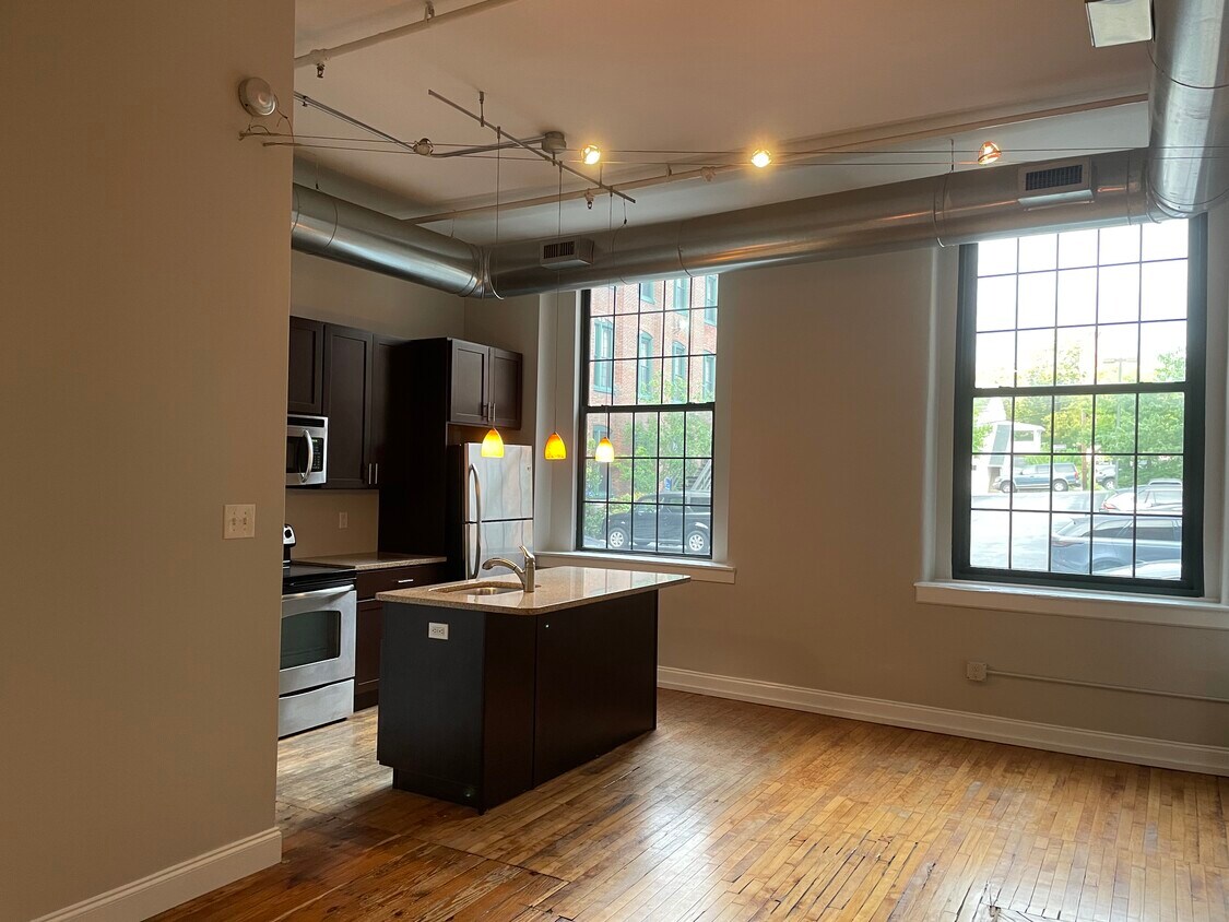 Primary Photo - 200 Lincoln Ave