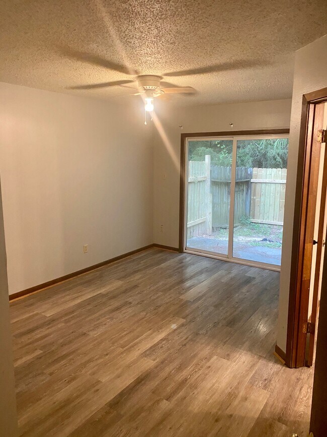Foto del edificio - 405 Kennon Ln