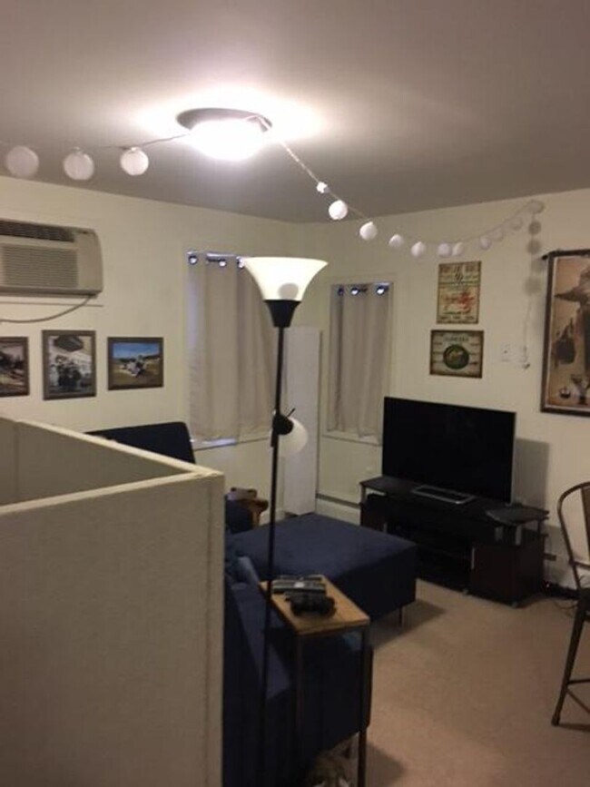 Building Photo - Charming studio