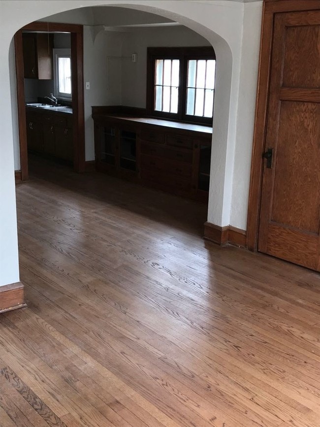 Building Photo - 512 S 75th Street - 2 Bedroom Upper