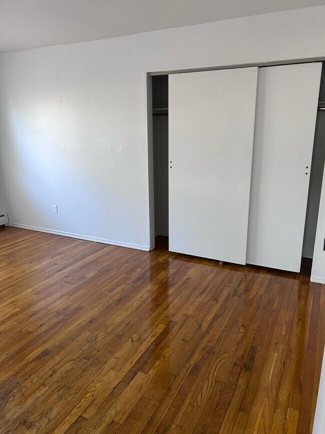 Building Photo - Kingsley Apartments