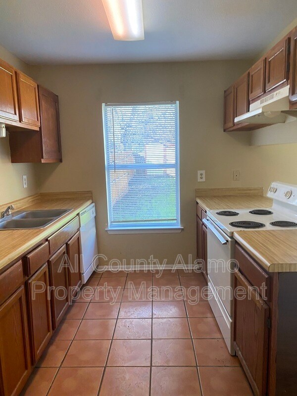 Foto del edificio - 9931 Village Briar