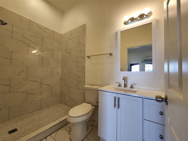 Building Photo - 5027 Creekmont Dr