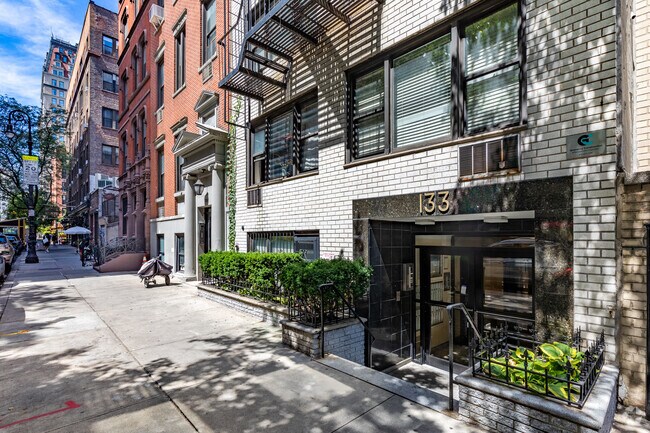 Entrada - 133 E 17th St