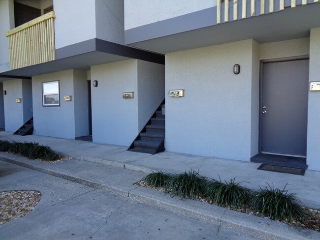 Building Photo - Charming 2 Bedroom close to the beach avai...
