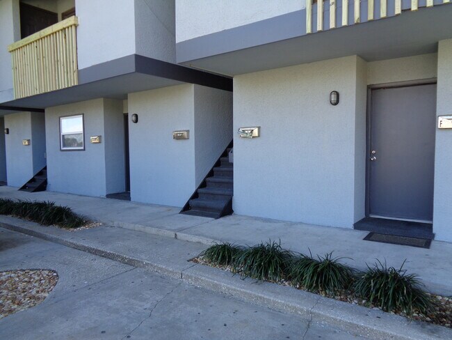 Foto del edificio - Charming 2 Bedroom close to the beach avai...