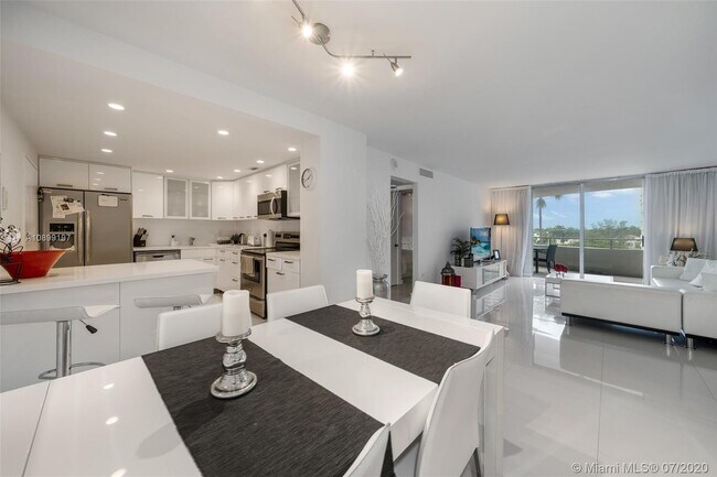 Foto del edificio - 5555 Collins Ave