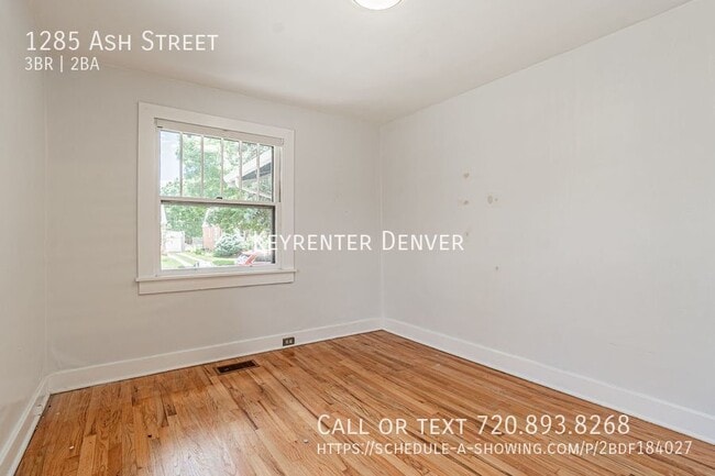 Building Photo - 3 Bed 2 Bath Home with 1.5 Car Garage AND ...