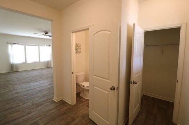 Foto del edificio - 4740 Wesmar Ct