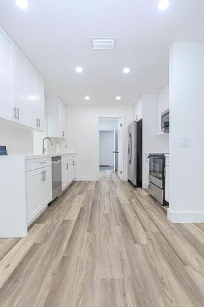 Building Photo - 1717 16th Ct N