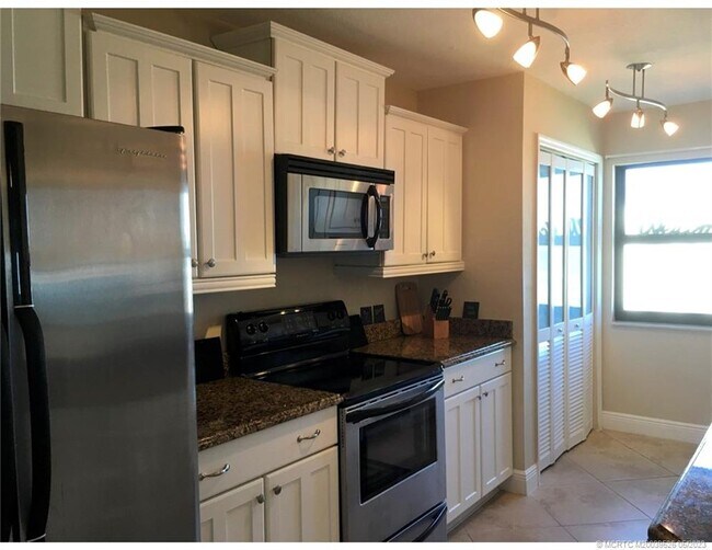 Building Photo - 10044 S Ocean Dr