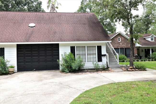 Building Photo - 1702 Cougar Creek St