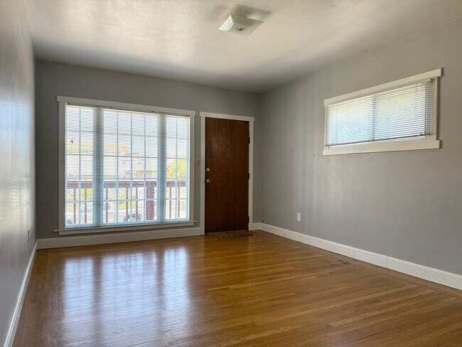 Foto del edificio - Amazing Oakland! Spacious 2 bedroom 1 bath...